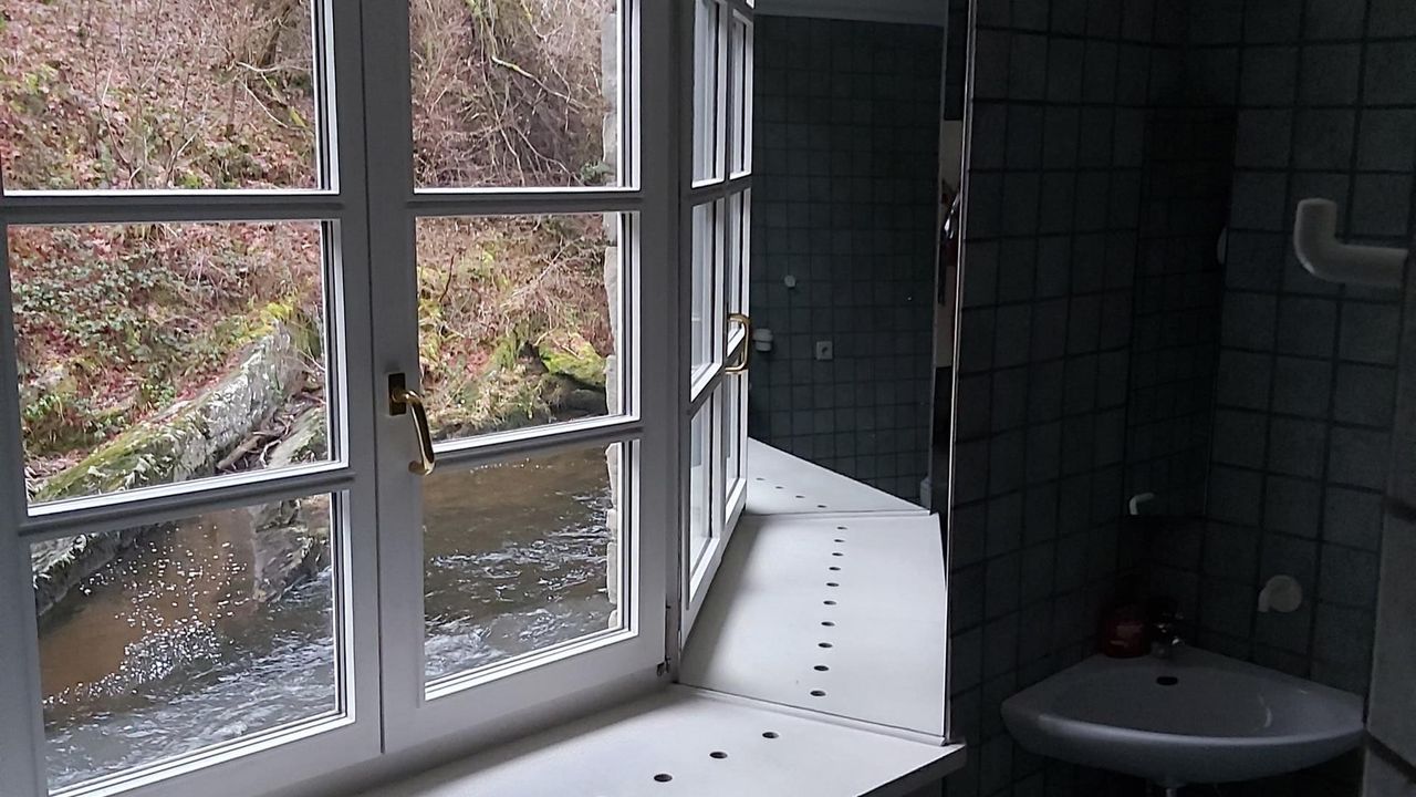 Badezimmer mit zwei Waschbecken, Dusche und WC Badezimmer mit zwei Waschbecken, Dusche und WC